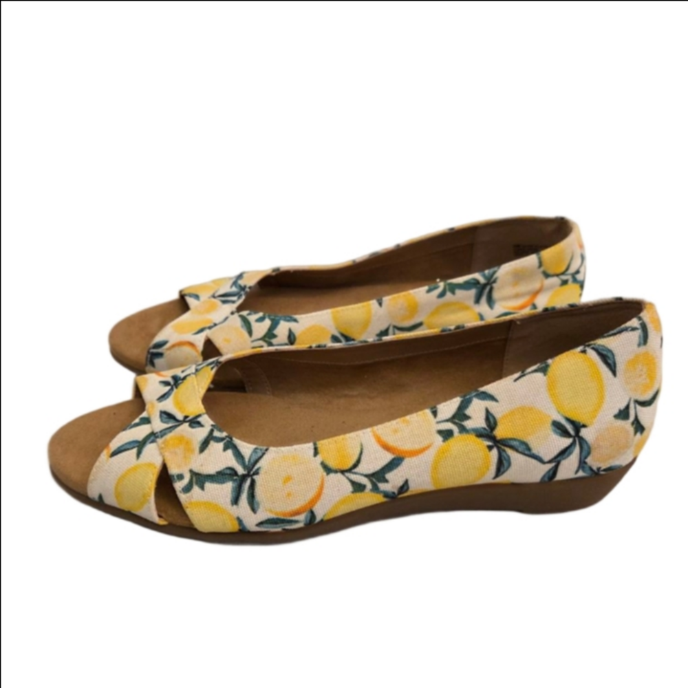 Aerosoles Silver Platter Lemon Print peep toe flats Size 9.5